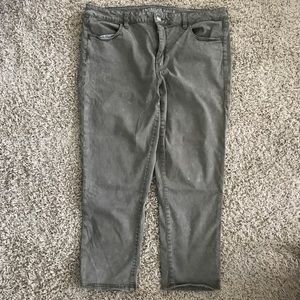 High-waisted American Eagle crop pants